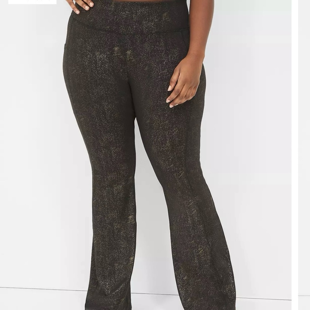 Livi wicking flare leggings Black and Gold